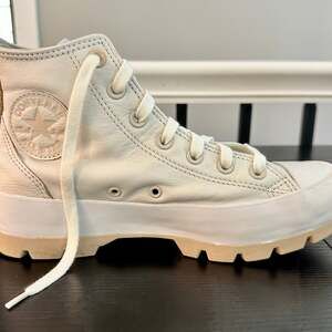 Converse Women's Lugged High Top Leather size 8